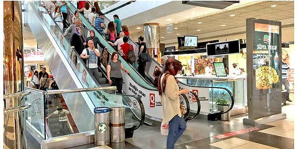 Hastaneler, alışveriş merkezleri, metro, metrobüs duraklarında sürekli olarak kullandığınız yürüyen merdivenlerde gözünüze çarpan bir şey var mı?