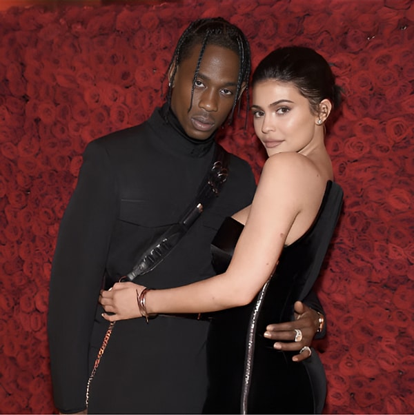 Ünlü rapçi Travis Scott'ın, iki çocuğunun annesi Kylie Jenner'ı aldattığı iddiaları magazin gündemine bomba gibi düşmüştü. Ancak Travis Scott, bu iddiaları yalanlayarak, 25 yaşındaki Kylie Jenner'ı eski bir kız arkadaşı olan Rojean Kar ile aldattığına dair çıkan haberlerin asılsız olduğunu belirtmişti.