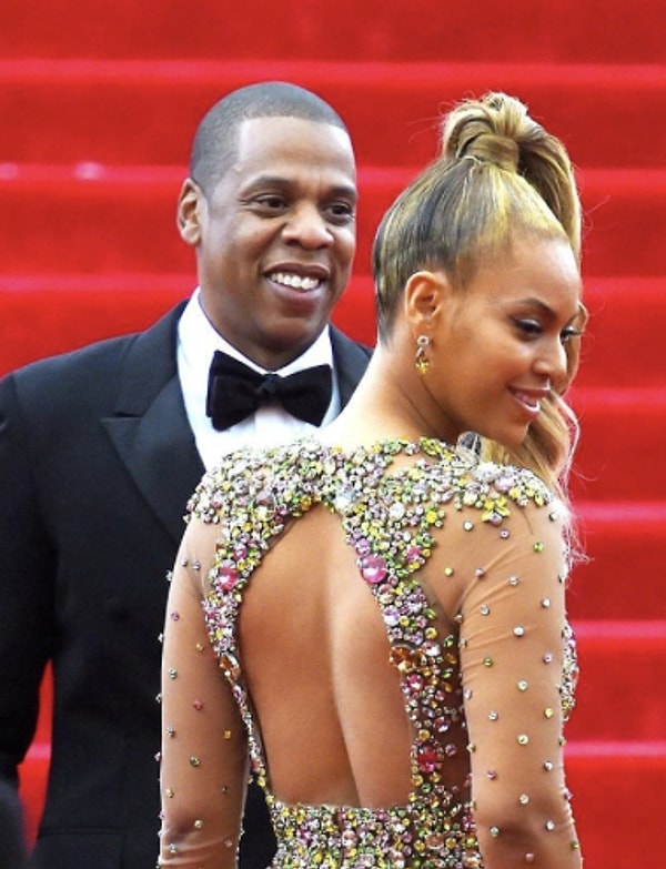 Jay-Z'nin Beyoncé'yi aldattığı iddiaları, özellikle 2014 yılında çıkan olayla büyük yankı uyandırdı. Beyoncé'nin "Lemonade" albümünde Jay-Z'nin sadakatsizliğine ve aldatma sürecine göndermeler yapıldı. Medya raporları, Jay-Z'nin bir başka kadınla ilişkisi olduğunu iddia etti. Ancak Jay-Z resmi olarak aldattığını itiraf etmedi ve bu konuda açık bir açıklama yapmadı.