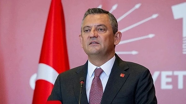 CHP Genel Başkanı Özgür Özel, Cumhurbaşkanı Erdoğan’ın belediyelerin borcuyla yaptığı açıklamalar ve Kemal Kılıçdaroğlu’nun eleştirilerine cevap verdi. Özel, Erdoğan’ı yine erken seçime çağırdı ve Kemal Kılıçdaroğlu için “O hiç bir zaman birinci partinin lideri olamadı” ifadelerini kullandı.