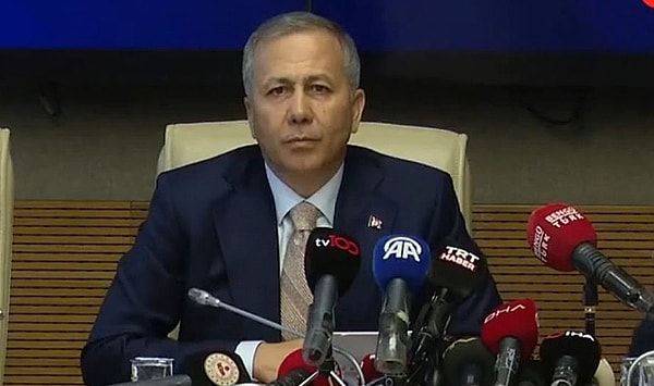 "Ben dinlediğim zaman son derece duygulanıyorum. Yüreğim kıpır kıpır oluyor. Türkiye'm şarkısı bugün hepimizi, bu salonda bulunan herkesi coşkulandırır. Yani bunun kesinlikle ve kesinlikle savcının talimatıyla gözaltına alınan insanları üzmek, kırmak için yapıldığına inanmıyorum. Ama 'Biji Portekiz' ağzıyla hareket eden insanlar aramızda çok az olduğu gibi, bu zihniyette olan insanların da hoşlanmadığı bir türkü olmasından en ufak şekilde üzüntü duymuyorum. Yapmaya çalıştığımız şey şu, ülkemizin içinde, sınırımızın ötesinde hiçbir şekilde bölücü terör örgütü mensubu olmasını istemiyoruz. Böyle bir fikrin olmasını da kabul etmiyoruz. Bunlarla uyumlu sözde bir davranışı da kabul etmiyoruz."