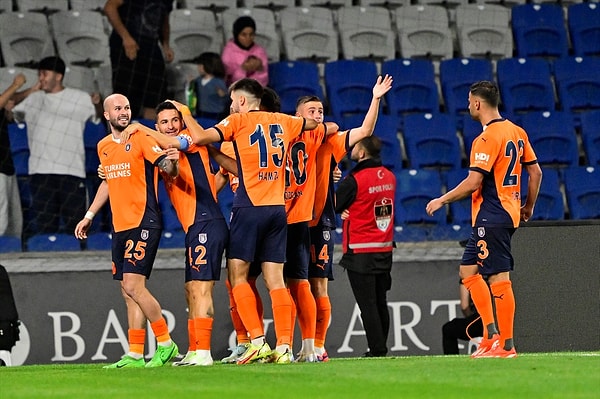 Başakşehir Fatih Terim Stadı'nda oynanan maçın ilk yarısını da 4-0 önde kapatan turuncu-lacivertli ekip, sahadan 5 farklı galip ayrıldı.