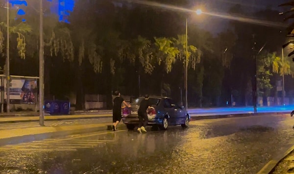 Meteoroloji’nin “sarı kod” ile uyardığı Antalya’da dün gece saatlerinde aniden bastıran yağış vatandaşlara zor anlar yaşattı.