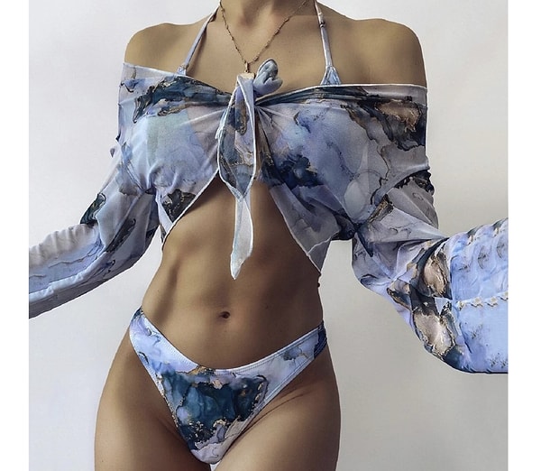 Fallingdown markasının kadınlar için tasarladığı Batik Baskılı Şifon 3 Parçalı Bölünmüş Bikini, zarif ve renkli tasarımıyla tatil bavulunuzun vazgeçilmezi olacak.