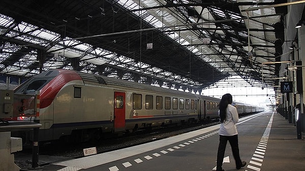 Saldırıyla birlikte birçok tren normal gitmesi gerek hattından çıkartıldı.