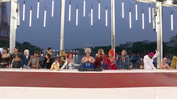 Türkiye'de TRT Spor'un canlı yayınladığı Olimpiyat açılış töreni birbirinden eğlenceli ve renklere sahne oldu. Bu anlardan biri de drag queen'lerin renkli kostümlerle canlandırdıkları 'Son Akşam Yemeği' tablosuydu.