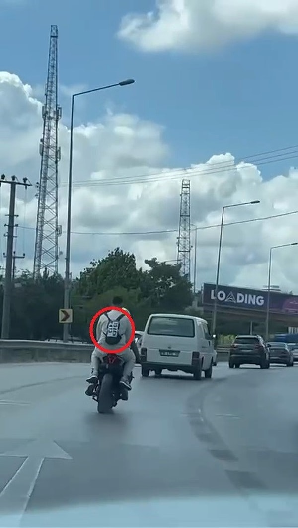 Motosiklet sürücüsü korkulu rüyası trafik polislerinden ceza yememek için plakasını arkasındaki arkadaşının sırtına taktı.