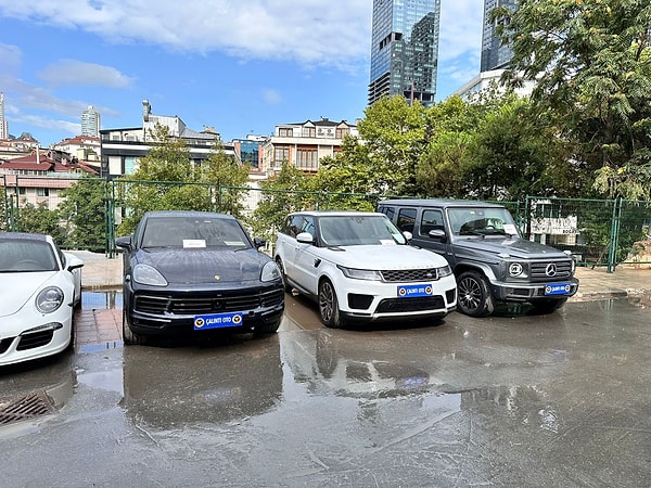 Örgüt üyelerinin, yazılan resmi yazılarla noterliğe giderek kendi adlarına tescil ettirdikleri araçları otoparktan çıkarttıkları, dikkat çekmemek ve yasa gereği aracın eski sahibine iade olmaması için yine örgüt üyeleri adına ikinci kez el değiştirdikleri belirlendi.