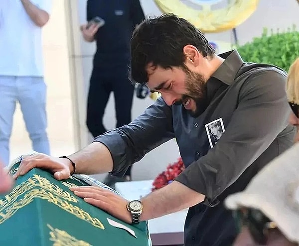 Annesini kanserden kaybeden Akın Akınöz'ün cenazesine Hercai'deki partneri Ebru Şahin'in katılmaması ve herhangi bir paylaşımda bulunmaması topa tutulmuştu. Ebru Şahin'den iddialara ilk yanıt geldi.