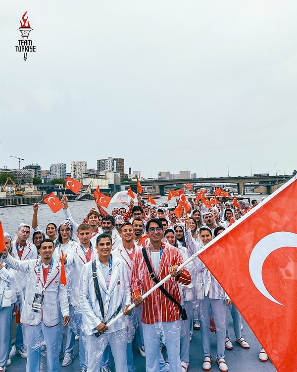 Türk sporunun yıldızları, son olimpiyat şampiyonları Mete Gazoz ve Busenaz Sürmeneli, açılışta Türk bayrağını gururla taşıdı. İki sporcunun bayrağı taşırken gösterdiği heyecan ve coşku, tüm izleyiciler tarafından büyük bir takdirle karşılandı.