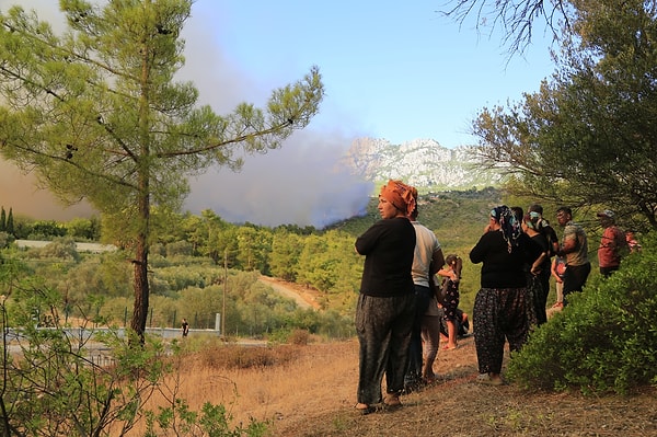 Antalya'nın Serik ilçesi Yumaklar Mahallesi'ndeki ormanlık alanda da saat 16.00 sıralarında henüz belirlenemeyen nedenle yangın çıktı.