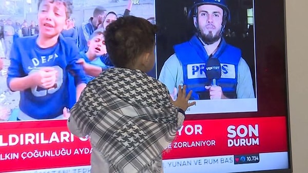 Tam 13 aydır görev için Gazze'de bulunan TRT Arabi muhabiri Sami Barhum'a TRT canlı yayınında büyük bir sürpriz yapıldı.