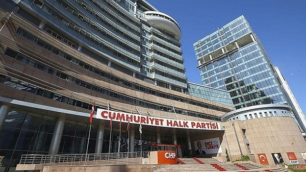 2023 seçimlerinde gençlerin birinci partisi %33'le CHP olmuş.