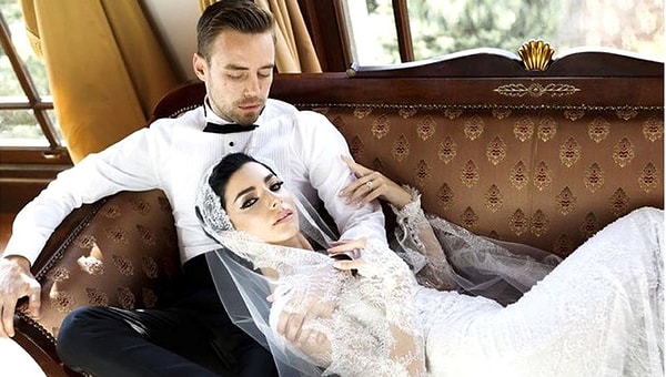 24 Ağustos 2015'te şarkılarıyla büyük beğeni toplayan Murat Dalkılıç ile nikah masasına oturan Boluğur'un evliliği 11 Eylül 2017 tarihinde tek celsede bitmişti.