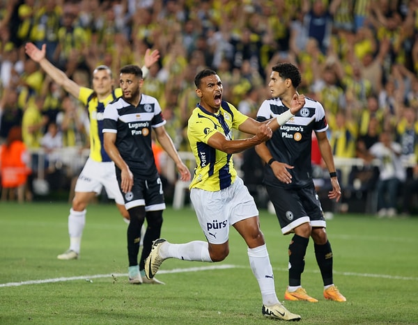 Skoru belirleyen gol ise 90+3'te Sebastian Szymanski'den geldi. Fenerbahçe, toplamda 6-4'lük skorla bir üst tura yükeldi ve Lille'in rakibi oldu.