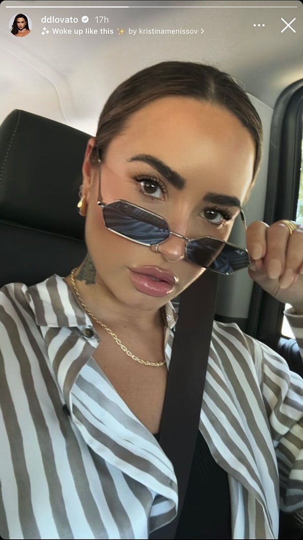 Demi Lovato gözlüklerinin üstünden bakışa attı.