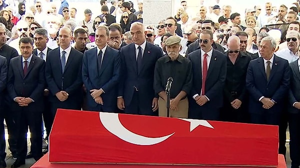 AKM'de yapılan anma töreninin ardından Kenan Işık'ın Türk bayrağına sarılı haldeki tabutu Ankara Ahmet Hamdi Aksek Camii'ne getirildi.