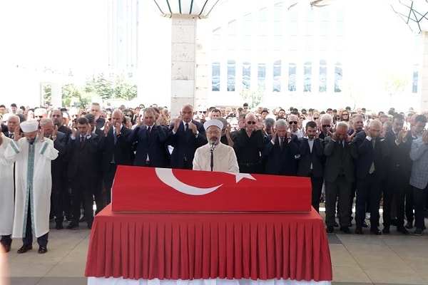 Törende Ankara Büyükşehir Belediye Başkanı Mansur Yavaş, Kültür ve Turizm Bakanı Mehmet Nuri Ersoy, AK Parti Sözcüsü Ömer Çelik, Devlet Tiyatroları Genel Müdürü Tamer Karadağlı, Ankara Valisi Vasip Şahin gibi önemli siyasi isimlerde hazır bulundu.