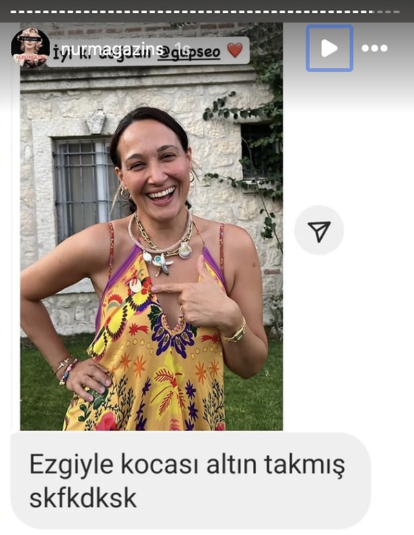 Ezgi Mola ve eşi Mustafa Aksakallı'nın Gupse Özay'a doğum günü şerefine bir tam altın taktığı ortaya çıktı!🙈