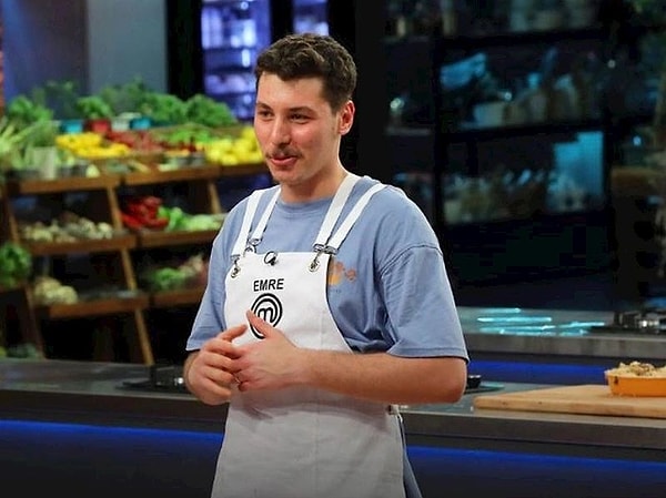 MasterChef'te bu hafta Kırmızı takımda yer alan Emre, takımı için yapılan bir postu, kaotik takım arkadaşı Deniz'i keserek paylaştı.