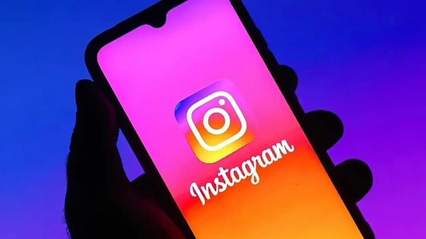 “Economictimes'da çıkan haberde ise, Türkiye Instagram platformuna erişimi engelliyor ama hiçbir gerekçe göstermiyor. Bilgi teknolojisi düzenleyicisi Cuma günü yaptığı açıklamada, Türkiye'nin sosyal medya platformu Instagram'a erişimi engellediğini, yasağın nedenini veya süresini belirtmeden platformun mobil uygulamasını da erişilemez hale getirdiğini söyledi" ifadeleri kullanıldı.”