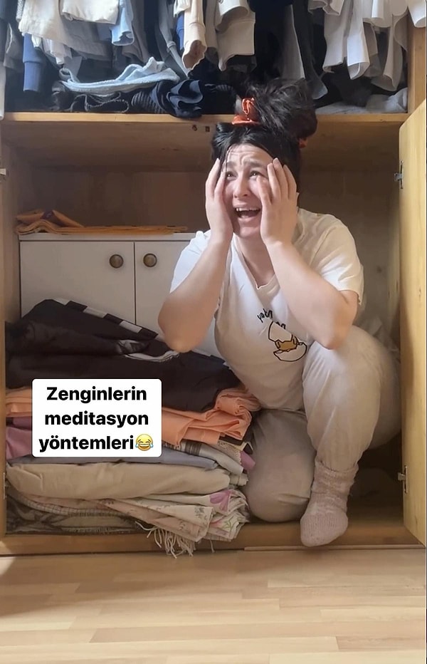 Kimi zaman ünlüleri eleştiren, şimdilerde ise büyük sahnelerde yüzlerce insanı güldüren Sakallıoğlu, bu kez de Instagram'a getirilen erişim engeline gösterdiği tepkiyle gündeme geldi.