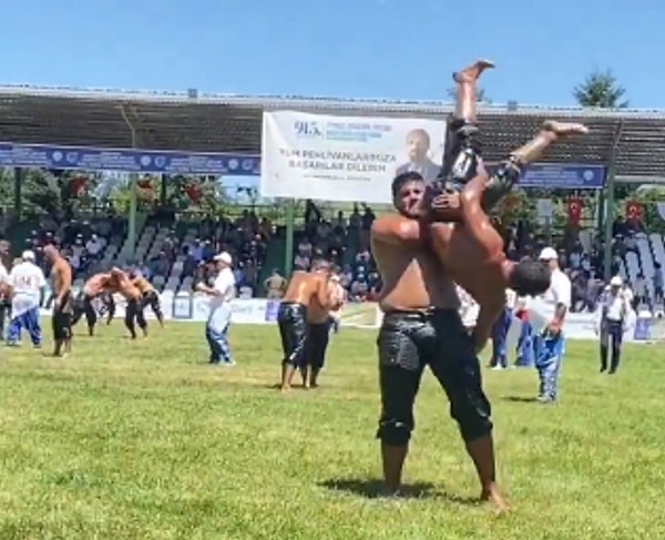 Ağır siklet pehlivan, hafif siklet pehlivanı adeta havaya uçurdu. O anlar sosyal medyada gündem oldu.