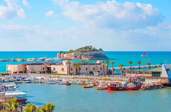 Kuşadası, hareketli ve canlı atmosferiyle balayı tatilinizi eğlenceli kılacak bir diğer destinasyon.