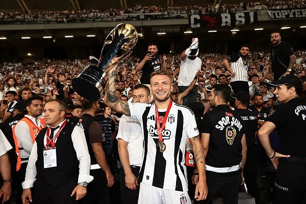 Ciro Immobile de Beşiktaş'ın kısa sürede çehresini değiştiren isimlerden oldu. Takıma katıldığı günden bu yana pozitif tavırları ve Serie A'dan getirdiği CV'si ile Beşiktaşlılar ondan çok şey bekliyor. Süper Kupa'daki iki golle bu beklentileri şimdilik karşılamış görünüyor.