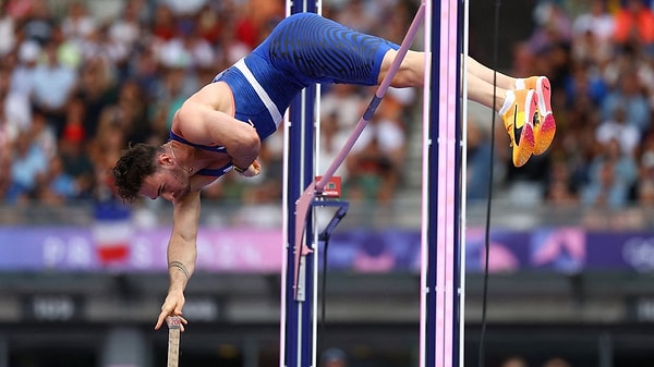 Everything seemed to be going well for Ammirati at first. The athlete managed to reach the top of the pole, and it was expected that he would complete the jump without any issues.