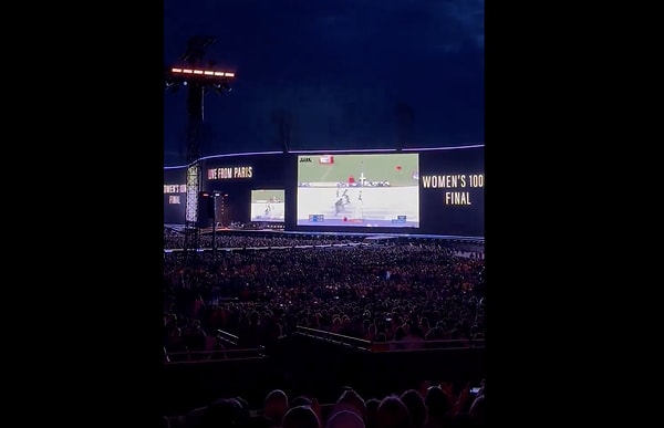 Yaklaşık 80 bin kişinin katıldığı konserde Adele dinleyicilerine kadınlar 100 metre koşu finalini izletti.