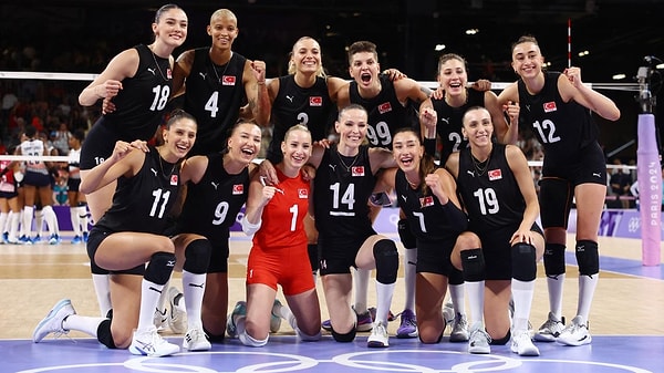 Tüm dünyanın gözünü kulağını diktiği Paris 2024 Olimpiyat Oyunları'nda C Grubunda yer alan A Milli Kadın Voleybol Takımımız efsaneler yaratmaya devam ediyor.