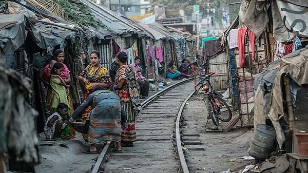 160 milyonluk nüfusun çoğunluğu Müslüman olan Bangladeş'in, radikal İslam kökenli şiddetten, yerleşmiş yoksulluğa ve yolsuzluğa kadar pek çok problemi bulunuyor.