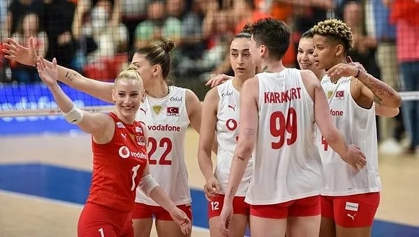 Üçüncü setin sonlarına doğru Çin'in baskısına rağmen mücadeleyi bırakmayan Sultanlar, büyük bir çekişmeye sahne olan seti 26-24 alarak skoru 2-1'e getirdi.