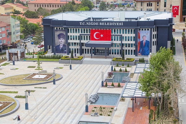 Ankara Barosu Hayvan Hakları Komisyonu Başkanı Tuğba Gürsoy, Niğde Belediyesi’nin kendi barınağında tuttuğu sokak hayvanlarını ilaçla öldürerek toplu mezara gömdüğü iddiaları sonrası kente gitti.