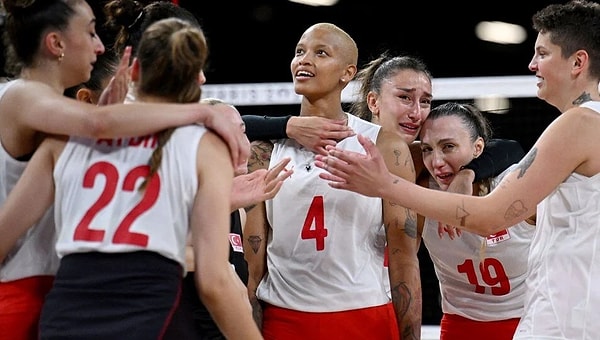 Kadınlar voleybolda çeyrek finalde kalıp Çin'le heyecan dolu bir mücadele veren Filenin Sultanları rakibini 3-2 mağlup ederek tarihinde ilk kez olimpiyatlarda yarı finale adını yazdırdı.