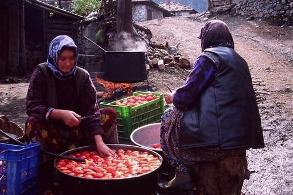 Yaz sonu gelince konu komşu birleşilip kocaman kazanlarda salça kaynatılırdı bilirisiniz. Memleketin çoğu yerinde kadınlar bu geleneği hala daha sürdürüyor.