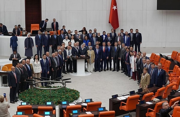 Meclis, oylama sonrası 1 Ekim'e kadar tatile girmiş ve vekiller tartışmalı yasa sonrası çektirdiği hatıra fotoğrafıyla da eleştirilmişti.