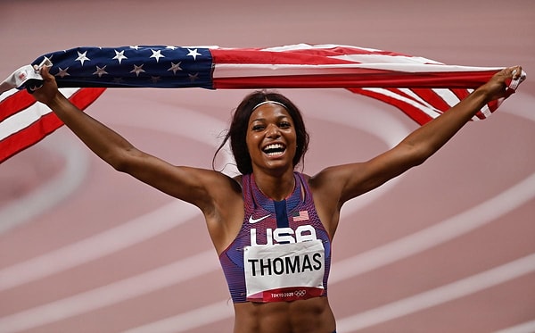 26 yaşında yüksek lisansını tamamladıktan sonra 27 yaşında Paris Olimpiyatları'na gelen Gabby Thomas, Kadınlar 200 Metre Finali'nde altın madalyaya uzandı.