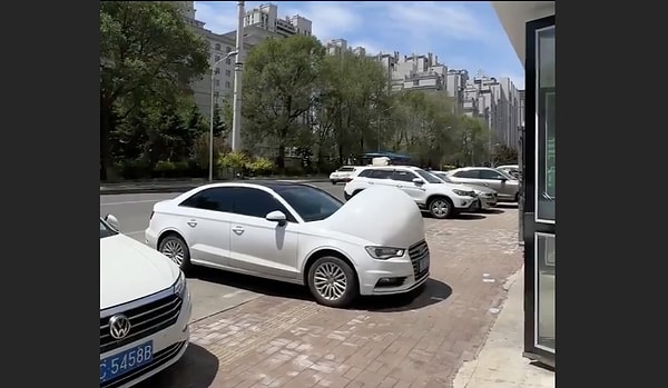 Çin'de yoğun sıcaklar nedeniyle araçların folyo kaplamaları şişti.