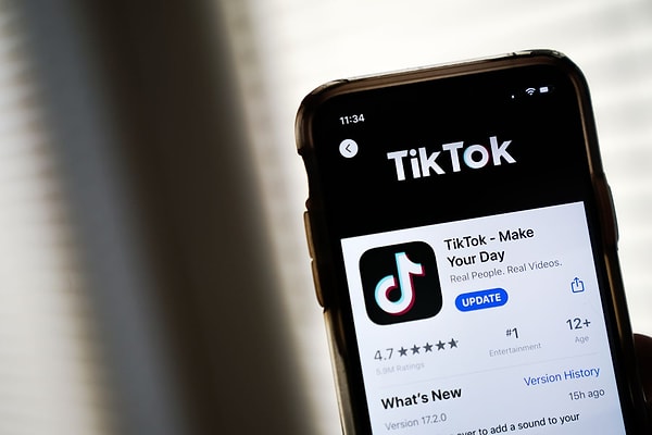 ''TikTok kullanmıyorum. Beni sokakta gören insanlar diyor ki, 'Bu TikTok'u kapatırsan, cennetin kapısına aralarsın.' TikTok'tan çok ciddi sayıda eleştiri var, ciddi sayıda şikayet var. TikTok maalesef şeytanın avukatlığını yapıyor ve toplumda artık TikTok paylaşımları bir nefret objesine dönüşmüş durumda.Yaşını, başına almış insanların orada bir paylaşım yapmaları ve bir farkındalık oluşturmak için çok irrasyonel, absürt tavırlar içerisine girmeleri, sakil paylaşımlar yapmaları; bunları bir özgürlük alanı olarak görmüyorum. Burası tamamen insanlık değerlerinden uzaklaşmış, yerli ve milli değerler değil, topyekun evrensel değerlerden kopuş ve büyük bir yabancılaşma olarak görüyorum. Bunları kabul etmek mümkün değil.''