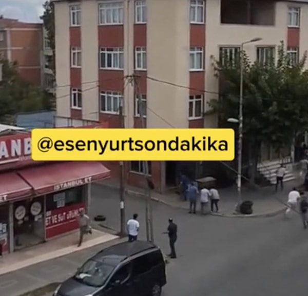 Esenyurt'ta Balıkyolu Caddesi'nde iki grup arasında gündüz vakti silahlı çatışma çıktı.