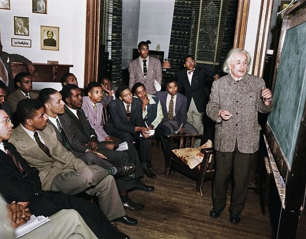 Albert Einstein, 1946'da ABD'de siyahi öğrencilere kapılarını açan ilk üniversite Lincoln'de ders veriyor.