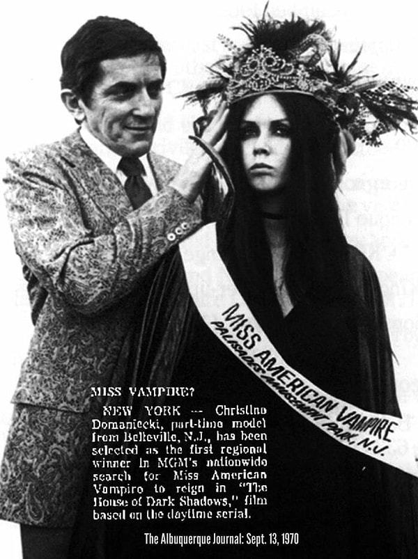 1970 yılında ABD'de düzenlenen 'Miss Vampir' yarışmasının birincisine tacı takılırken.