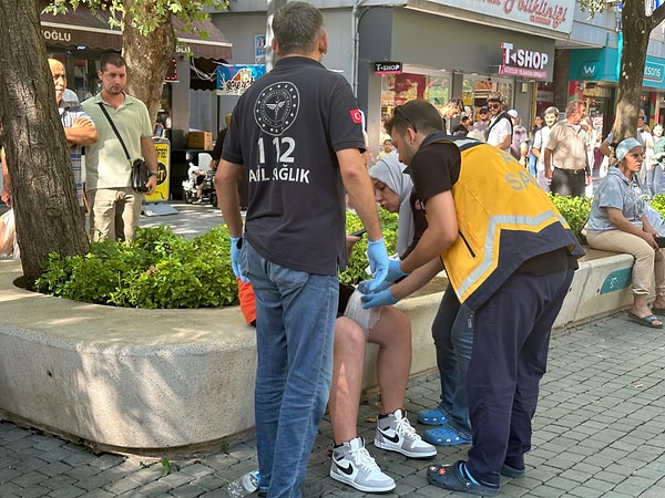 Toplam 4 kişinin bacağından bıçaklanarak yaralandığı olayda yaralılar, hastaneye kaldırıldı.