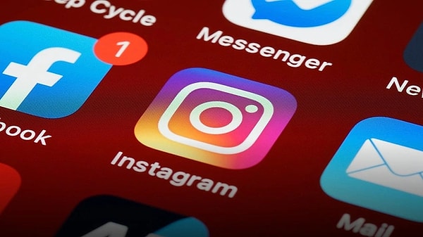 Instagram yasağından kazancını sosyal medya platformundan sağlayan vatandaşlar başta olmak üzere, birçok kullanıcı olumsuz etkilenirken özgürlüğünün elinden alındığını düşünen birçok kullanıcı da yasaklanmayan sosyal medya platformlarından tepkisini gösterdi.