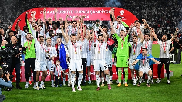 İki takımın başa baş mücadelesinden çok uzakta kalan Beşiktaş, Galatasaray'dan 46, Fenerbahçe'den ise 43 puan fark yemişti. Ancak siyah beyazlılar sezon sonu Türkiye Kupası ile kötü giden sezonu tersine çevirirken geçtiğimiz hafta da Süper Kupa'yı alarak bu kara sezona iki kupa sığdırmış oldu.