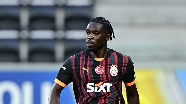 Rus basınında yer alan iddiaya göre, Alman hükümeti, Ukrayna ile savaş halinde olan Rusya'ya kendi vatandaşı olan futbolcuların transfer olmasına karşı çıkıyor. Bu sebeple Köhn'e de ulaşan Alman yetkililer transfer konusunda Gana asıllı Alman oyuncuyu uyardı. Spartak Moskova da Derrick Köhn'e iki gün süre vererek olumsuz da olsa bu süreci tamamlamak istediğini oyuncuya iletti.