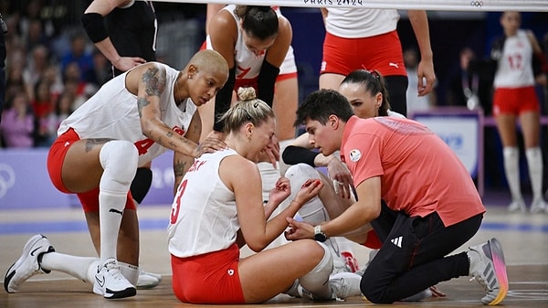 Pasör Cansu Özbay ise acılar içinde kendini ikinci sette yere bırakmış ve çektiği acı nedeniyle döktüğü gözyaşlarıyla tüm Türkiye'yi hüzünlendirmişti.