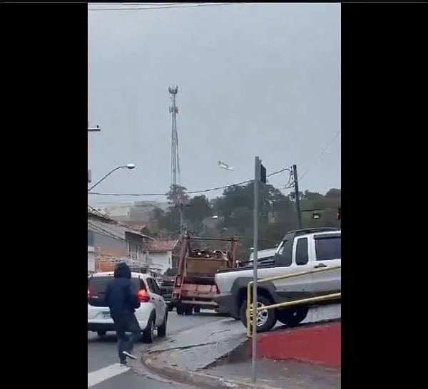 Sosyal medyada paylaşılan videolarda uçağın ağaçlık bir alanın içine düştüğü ve ardından büyük bir siyah duman bulutunun yükseldiği görülüyor.